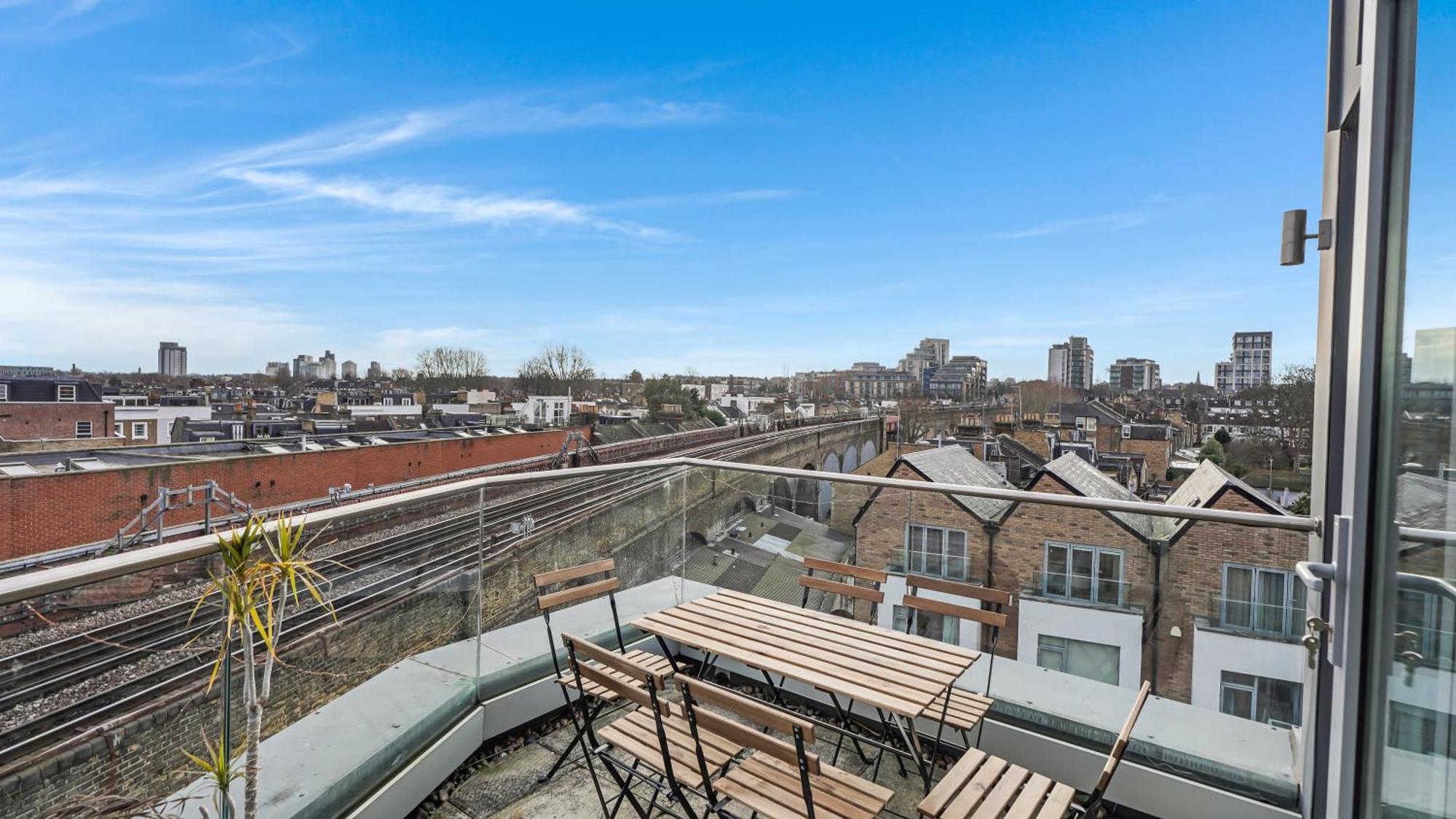 Apartment Modern And Spacious Penthouse In Putney With Free Parking
