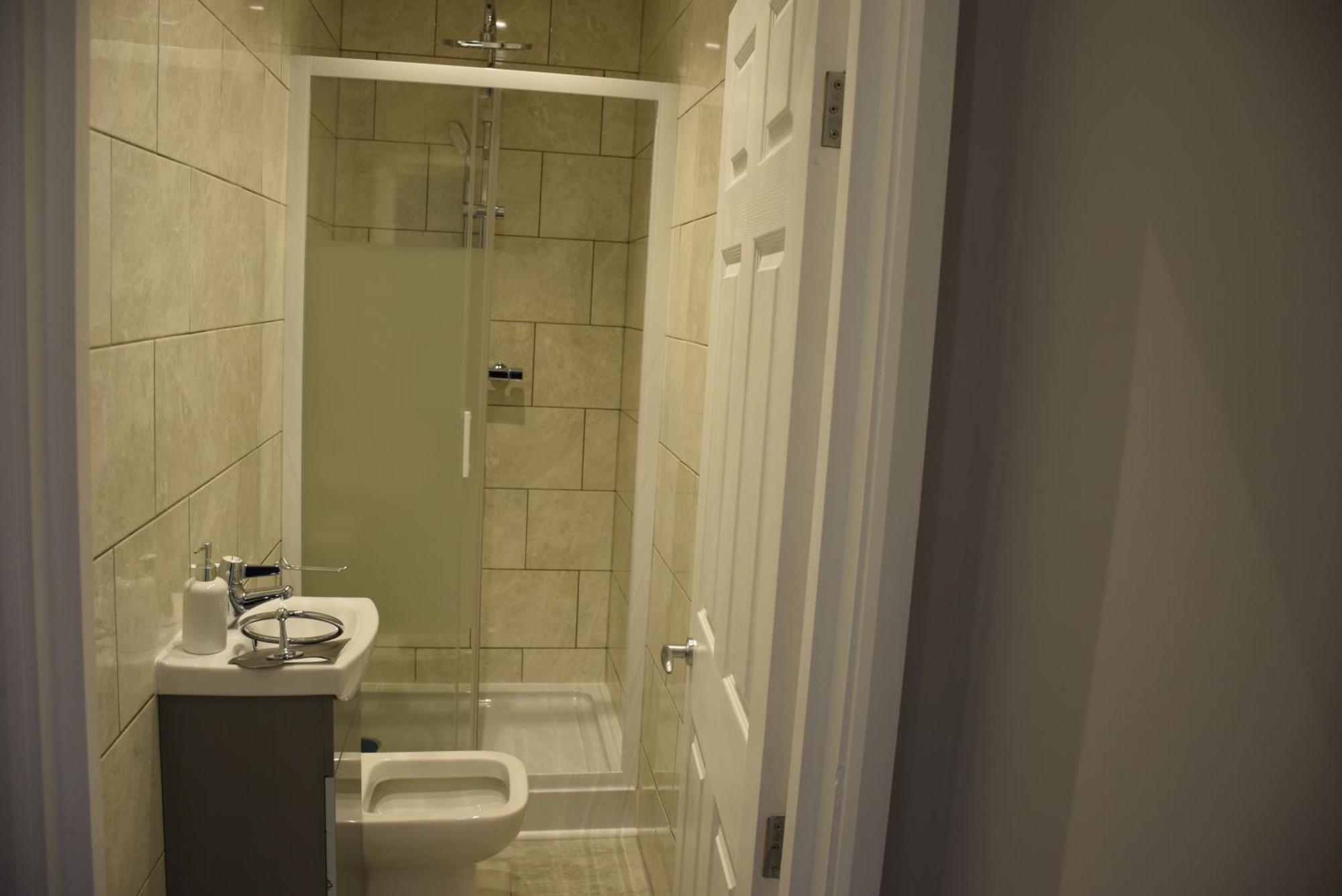Three Bedroom House Chandos Road Londres