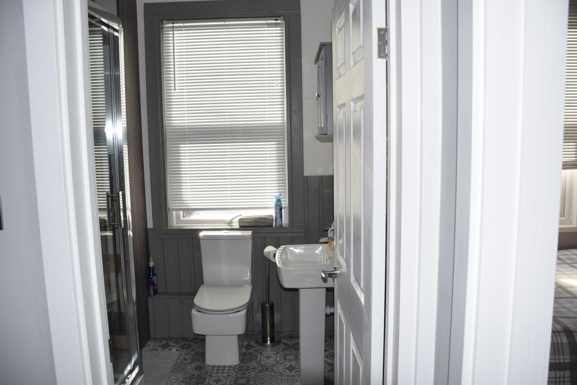 Three Bedroom House Chandos Road * Londres