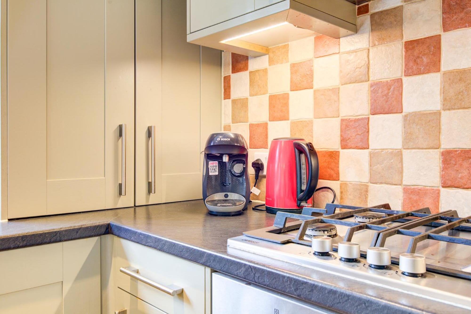 Spacious & Modern 2 Bed Sleeps 5 In Walthamstow London