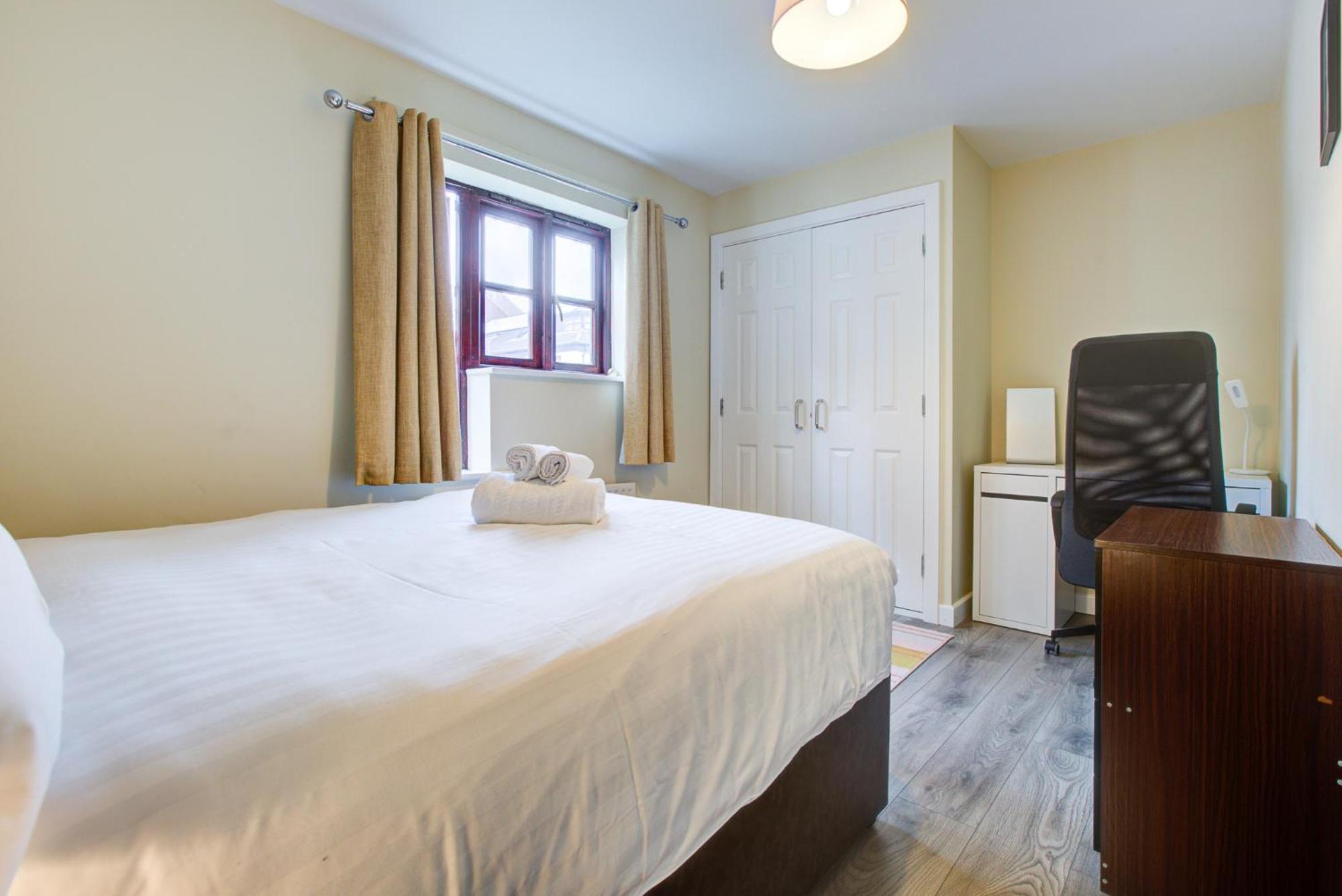 Spacious & Modern 2 Bed Sleeps 5 In Walthamstow