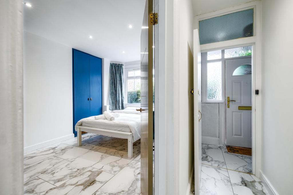 Appartement Luxurious 2 Bedroom Flat With Parking And Garden, 5 Mins Walk To Train Station And Bus Stop Opposite