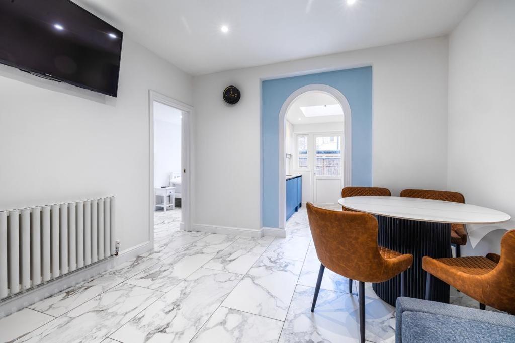 Luxurious 2 Bedroom Flat With Parking And Garden, 5 Mins Walk To Train Station And Bus Stop Opposite Londen