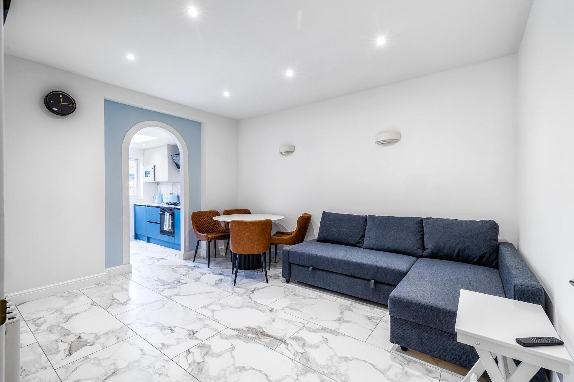 Luxurious 2 Bedroom Flat With Parking And Garden, 5 Mins Walk To Train Station And Bus Stop Opposite Appartement *