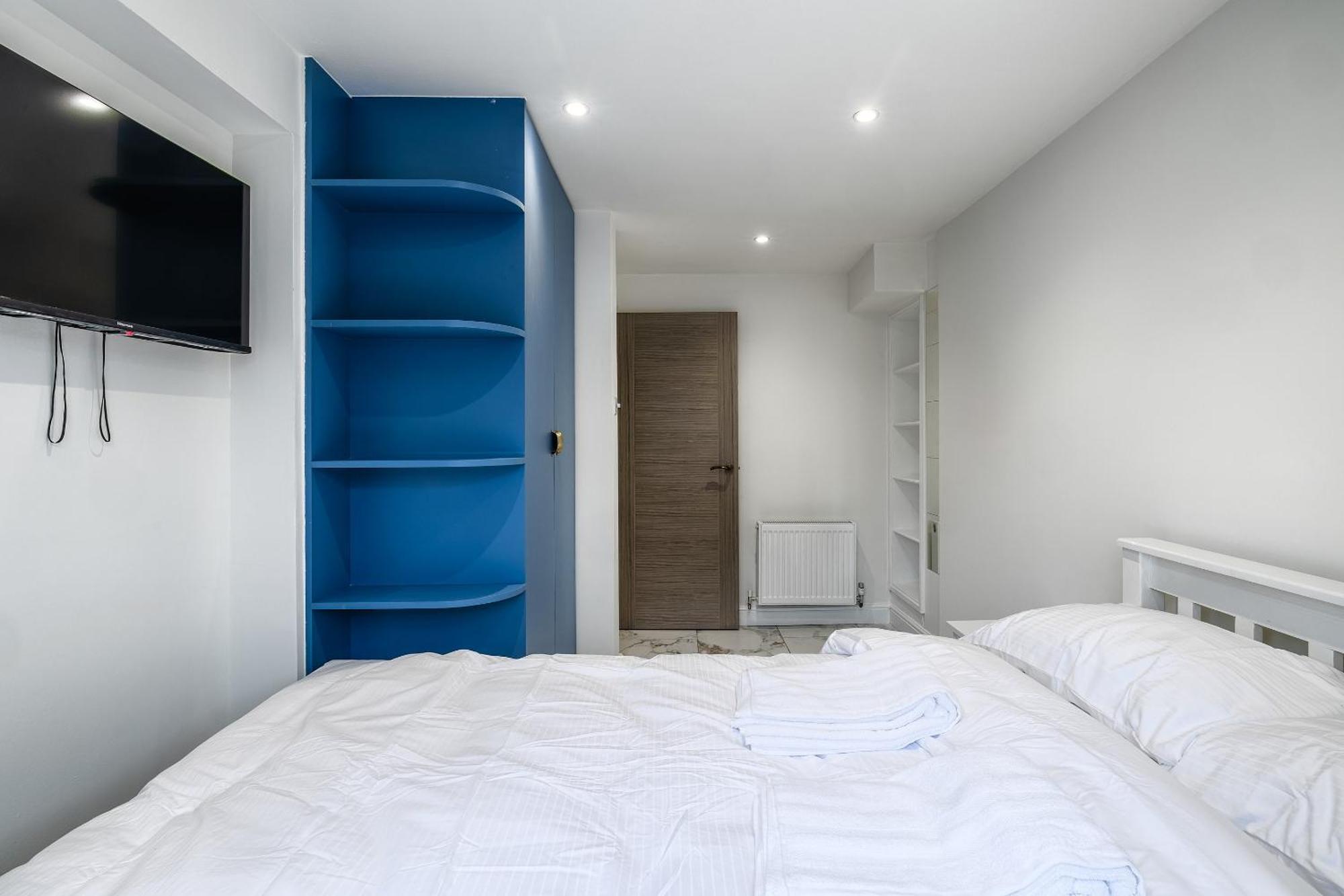 Luxurious 2 Bedroom Flat With Parking And Garden, 5 Mins Walk To Train Station And Bus Stop Opposite * Londen