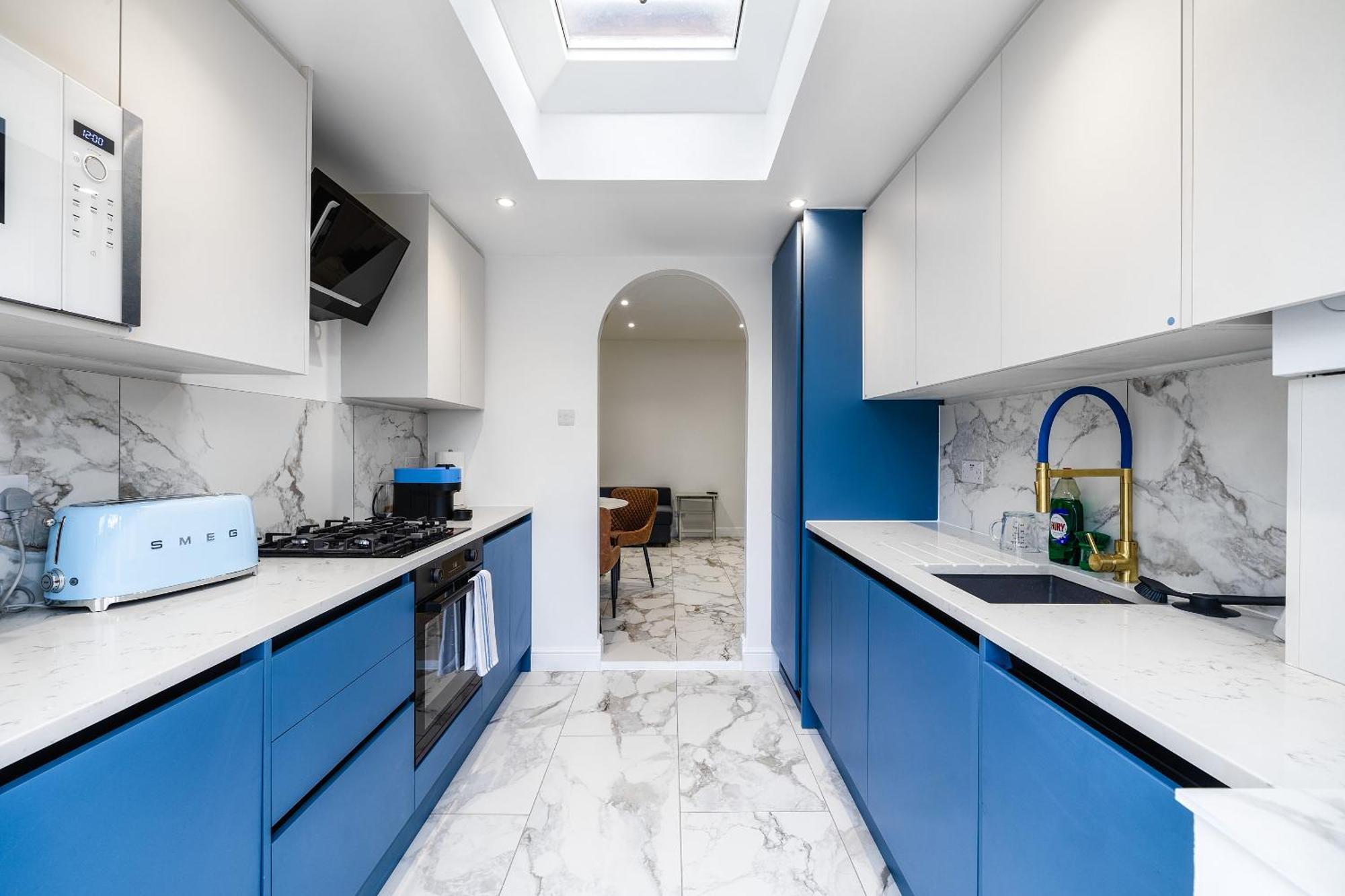 Luxurious 2 Bedroom Flat With Parking And Garden, 5 Mins Walk To Train Station And Bus Stop Opposite Londen