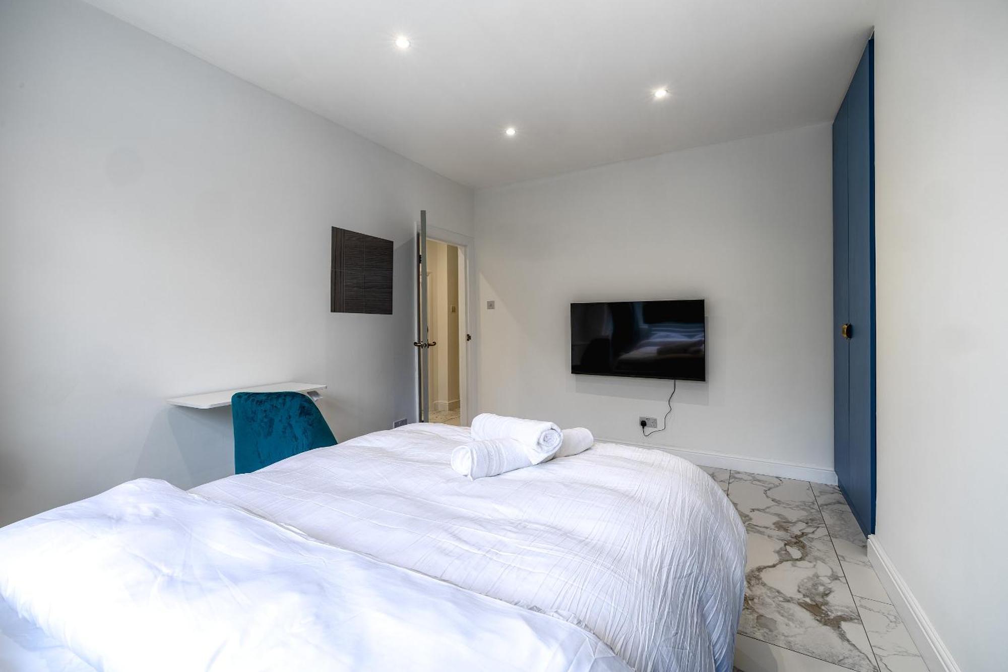 Luxurious 2 Bedroom Flat With Parking And Garden, 5 Mins Walk To Train Station And Bus Stop Opposite Appartement Londres