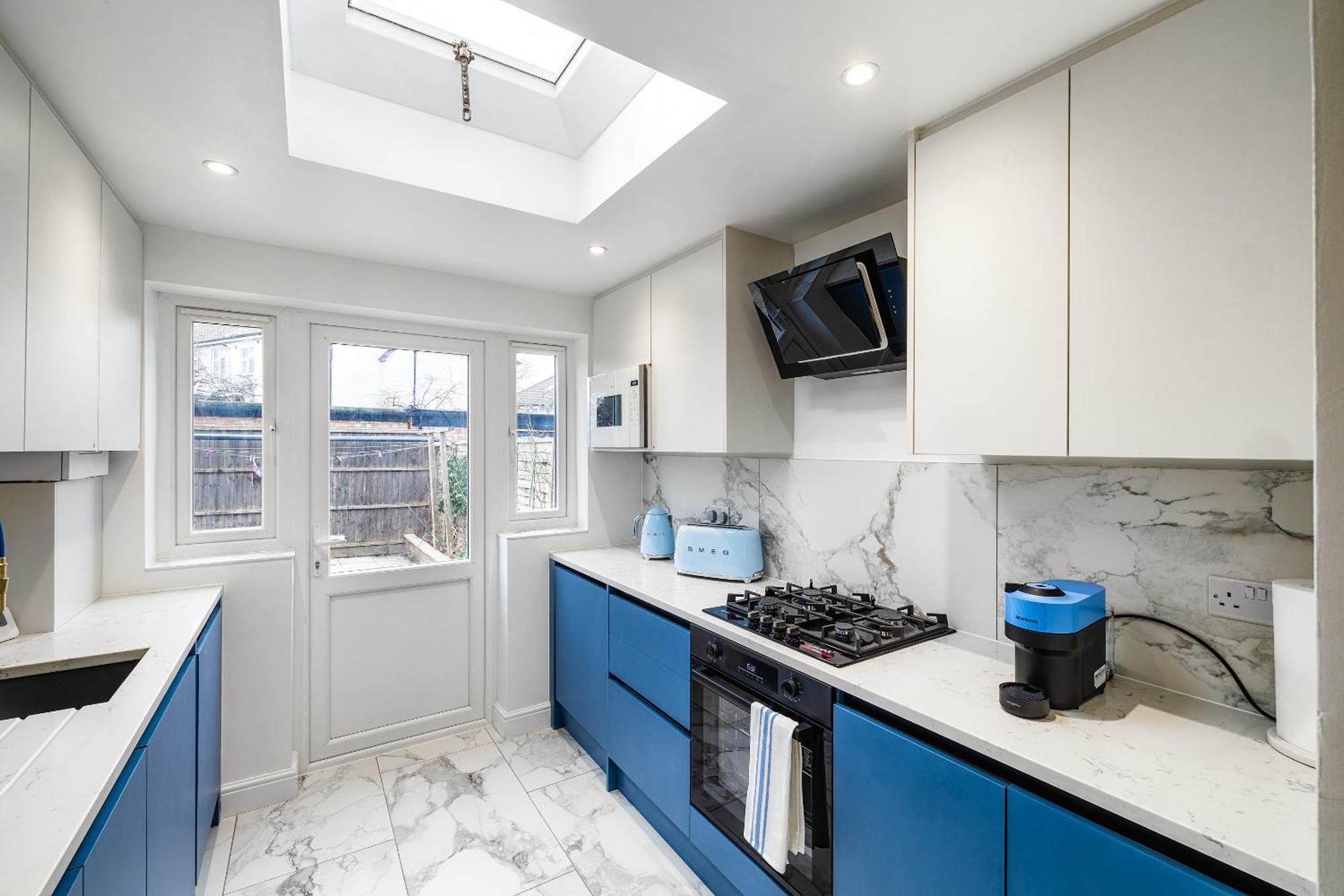 Luxurious 2 Bedroom Flat With Parking And Garden, 5 Mins Walk To Train Station And Bus Stop Opposite Appartement Londres