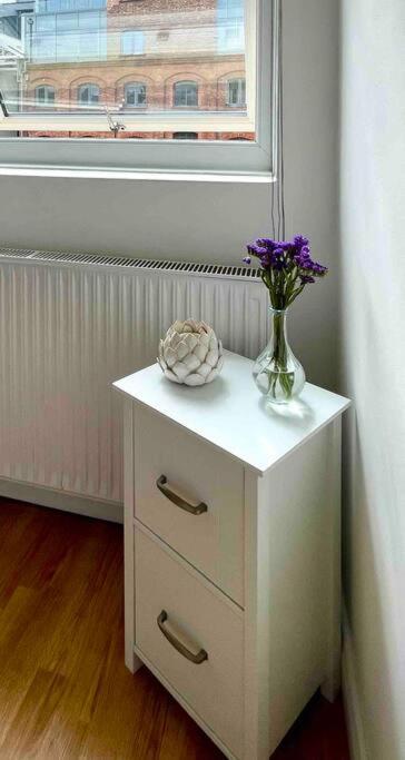 Appartement A Bright Two Double Bedroom Flat Londen