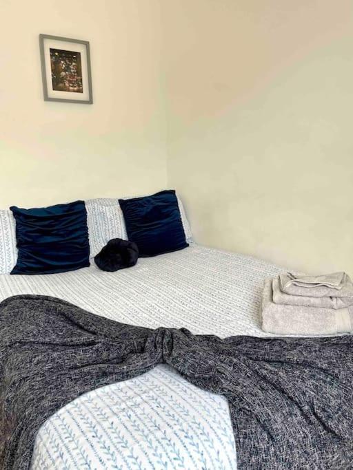 Appartement A Bright Two Double Bedroom Flat Londen