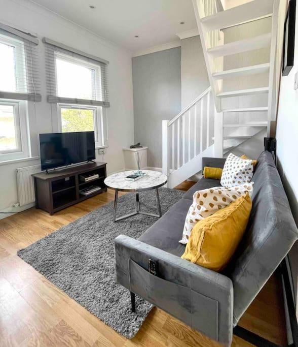 A Bright Two Double Bedroom Flat Londen