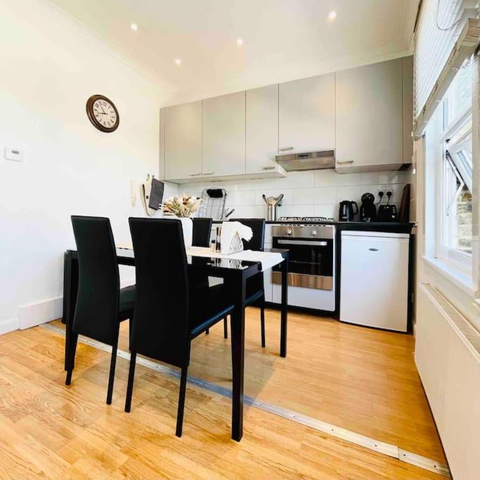 A Bright Two Double Bedroom Flat * Londen