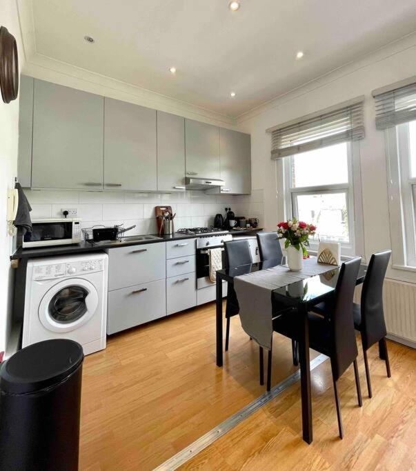 A Bright Two Double Bedroom Flat Appartement Londen