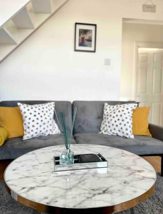 A Bright Two Double Bedroom Flat Londen