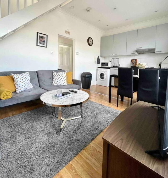 A Bright Two Double Bedroom Flat Londen