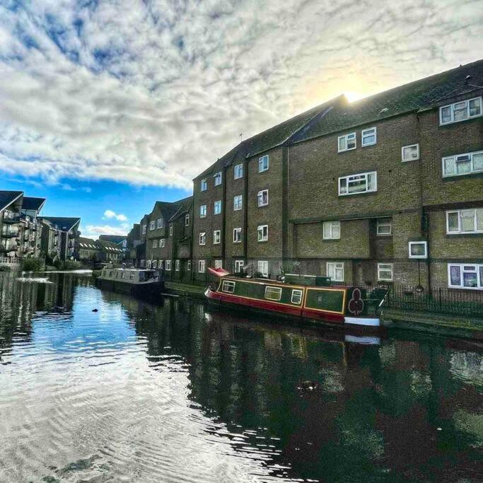A Bright Two Double Bedroom Flat * Londen