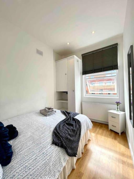Appartement A Bright Two Double Bedroom Flat Londen