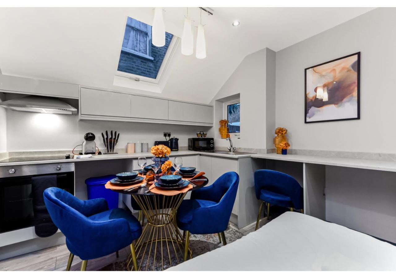 Palatial Style House Secs To Lovely River Walk Apartment London