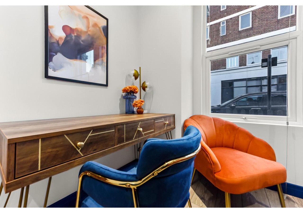 Palatial Style House Secs To Lovely River Walk