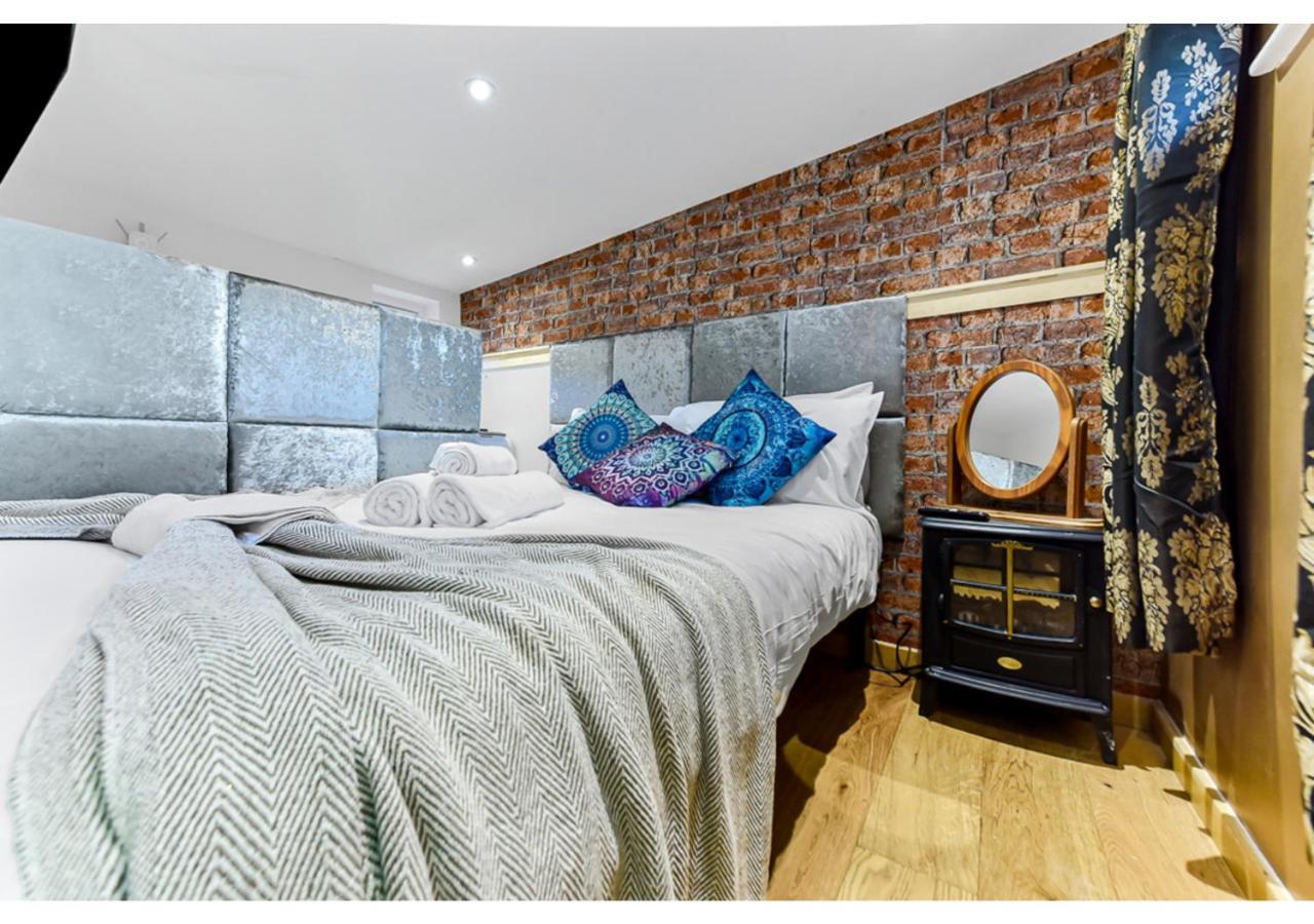Charming Log Cabin With Hot Tub & Grill Apartment London