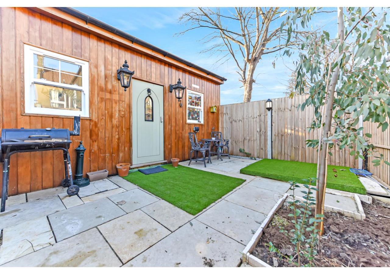 Apartment Charming Log Cabin With Hot Tub & Grill London