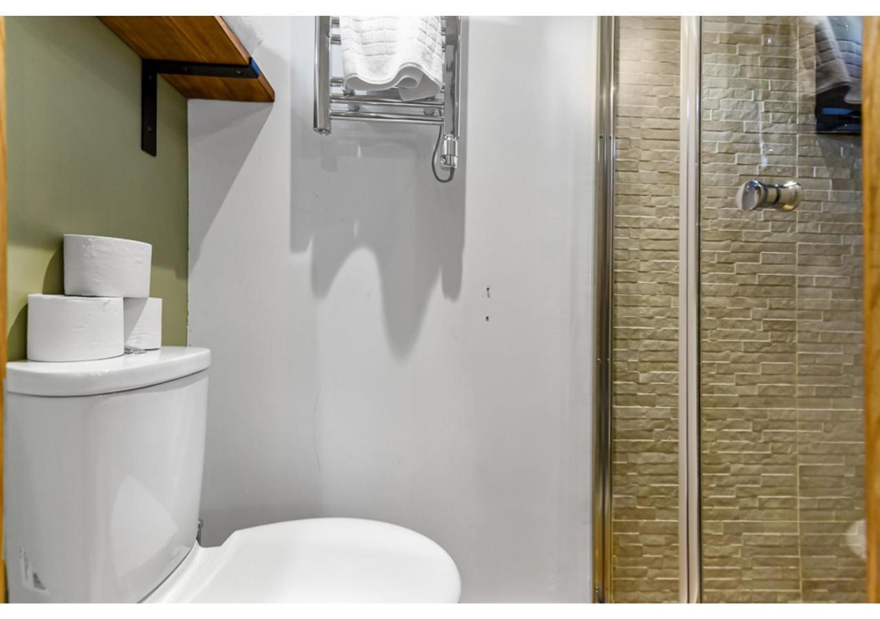 Apartment Charming Log Cabin With Hot Tub & Grill London