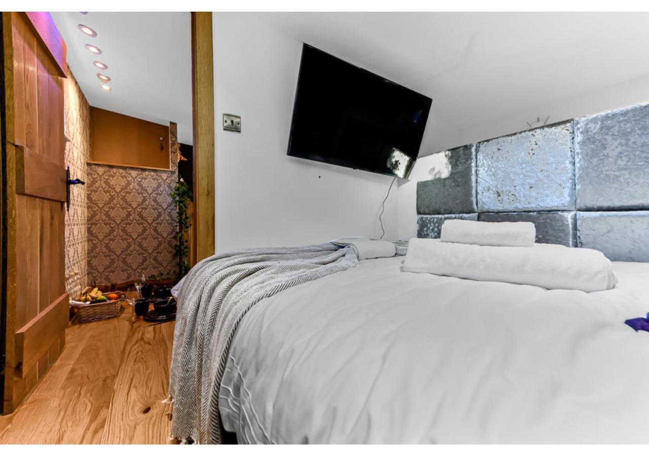 Charming Log Cabin With Hot Tub & Grill London