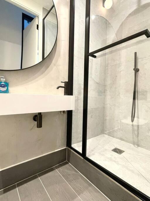 & Stylish 2 Bedroom Apartment *