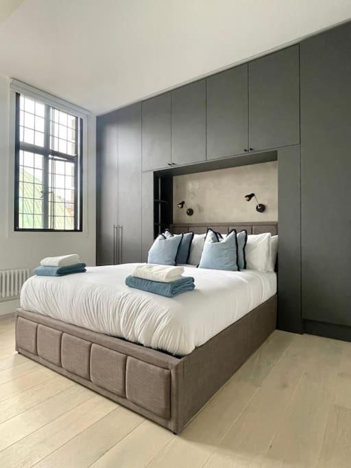 & Stylish 2 Bedroom Apartment