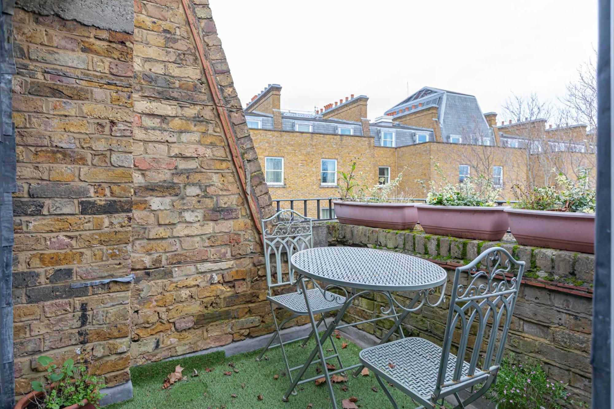 Luxurious In Kensington Apartment London