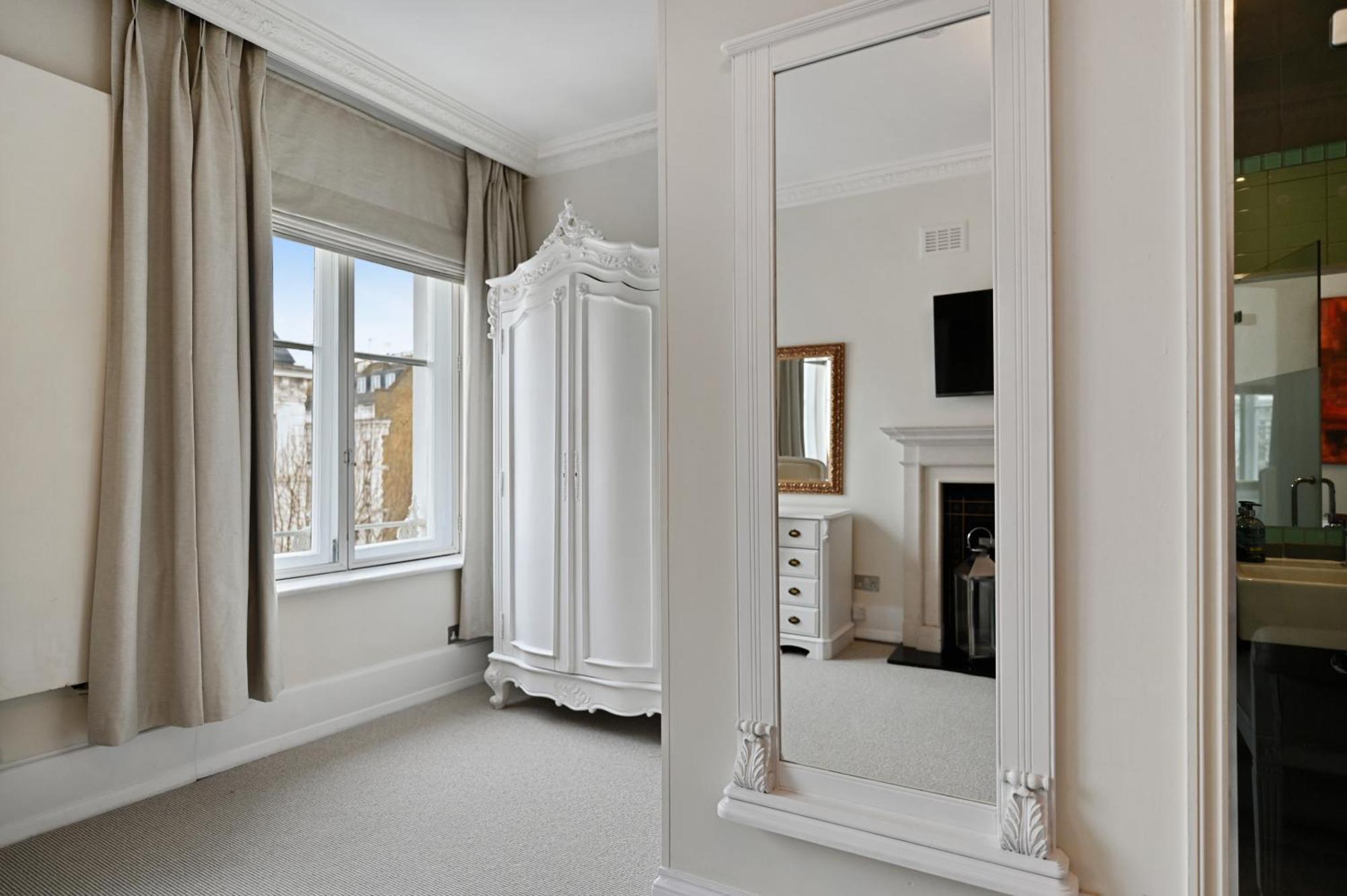 Beautiful 2 King Size Beds 2 Bath- Sleeps 5 In Earls Court *