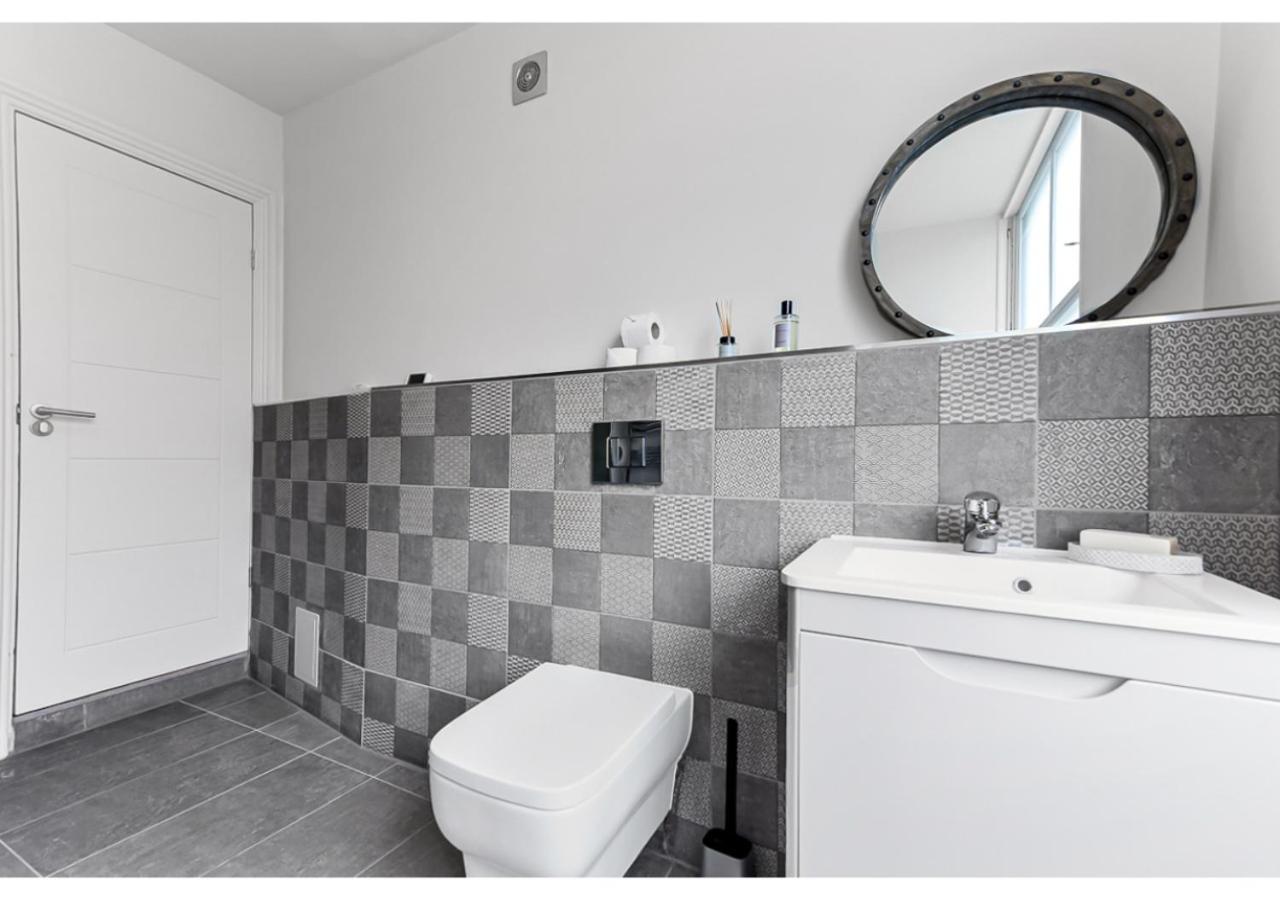 Upscale Urban Haven: Luxury Flat Apartment *