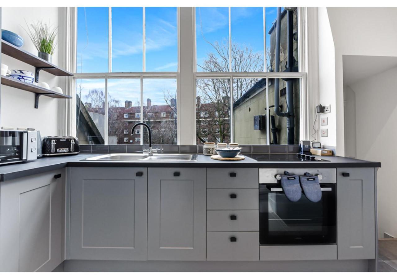 Upscale Urban Haven: Luxury Flat Apartment