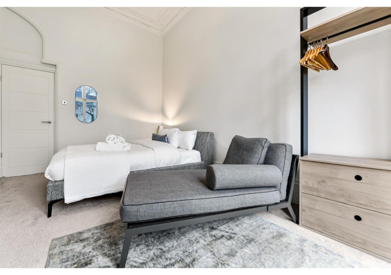Upscale Urban Haven: Luxury Flat Apartment