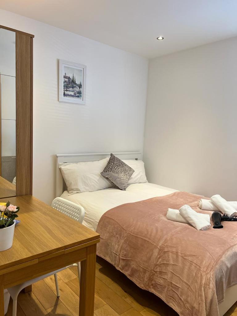 Private Near Euston Station, * Londres