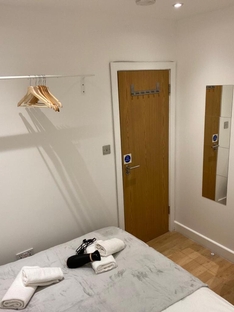 Private Near Euston Station, * Londres