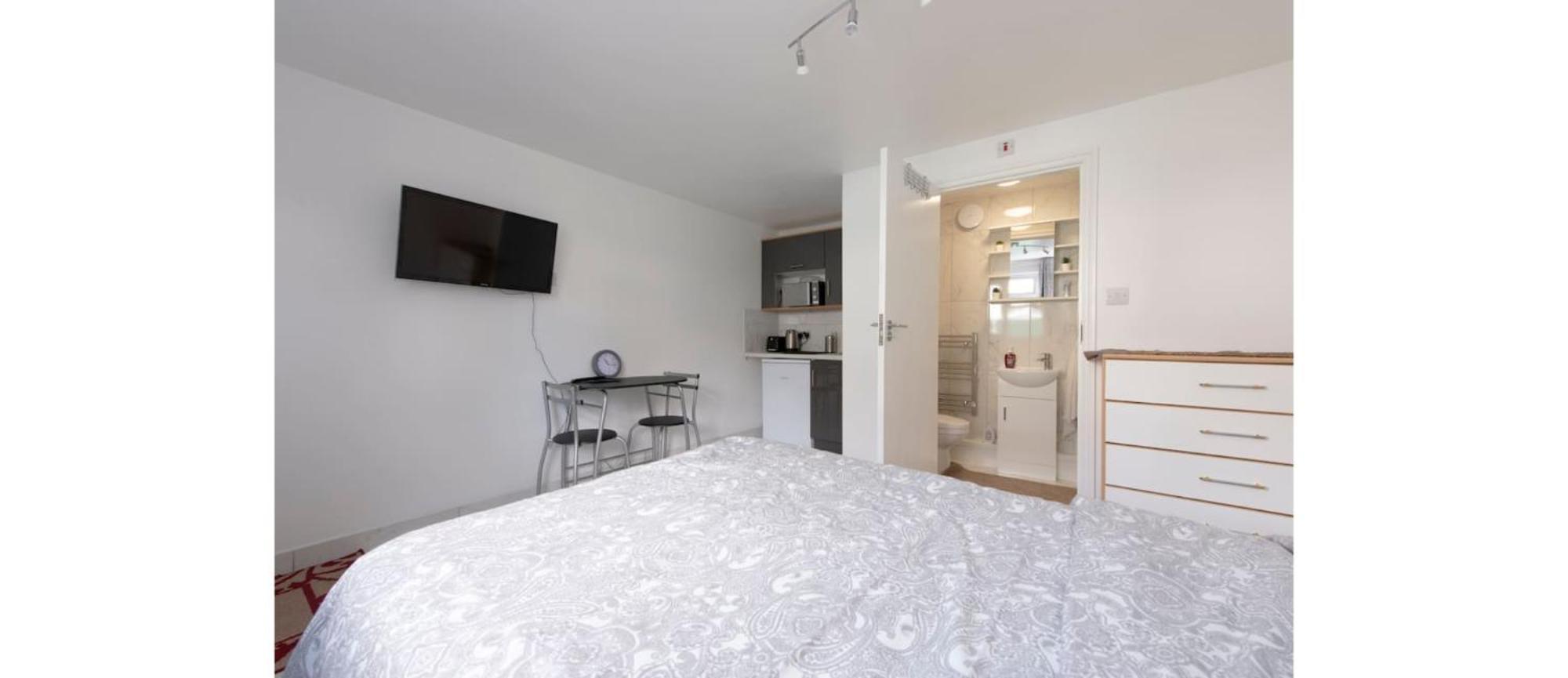 Newly Renovated Cozy In North * London