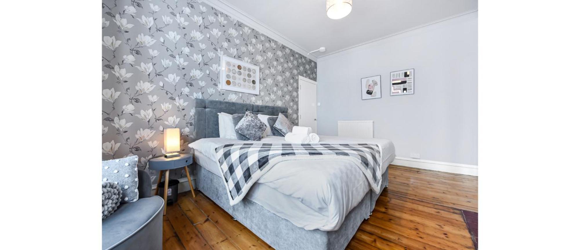 City Escape: Sleek And Comfy 3 Bedroom House W/ Garden Apartamento Londres