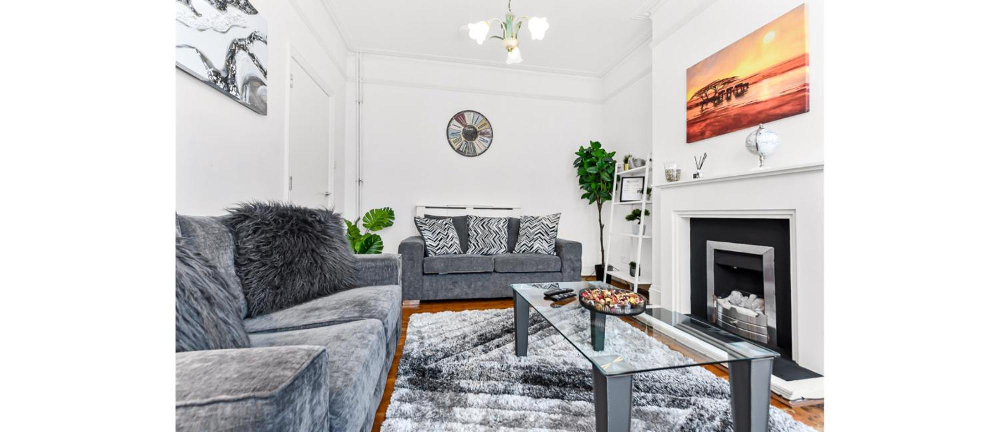 City Escape: Sleek And Comfy 3 Bedroom House W/ Garden *
