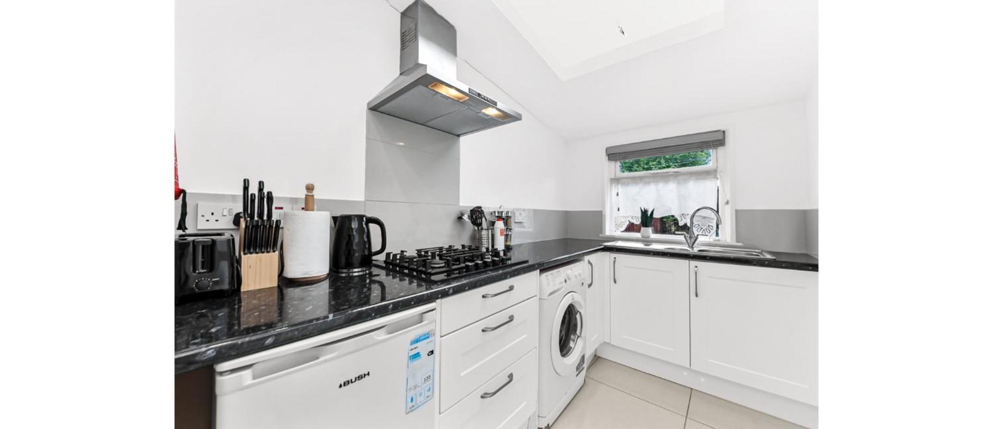 City Escape: Sleek And Comfy 3 Bedroom House W/ Garden *