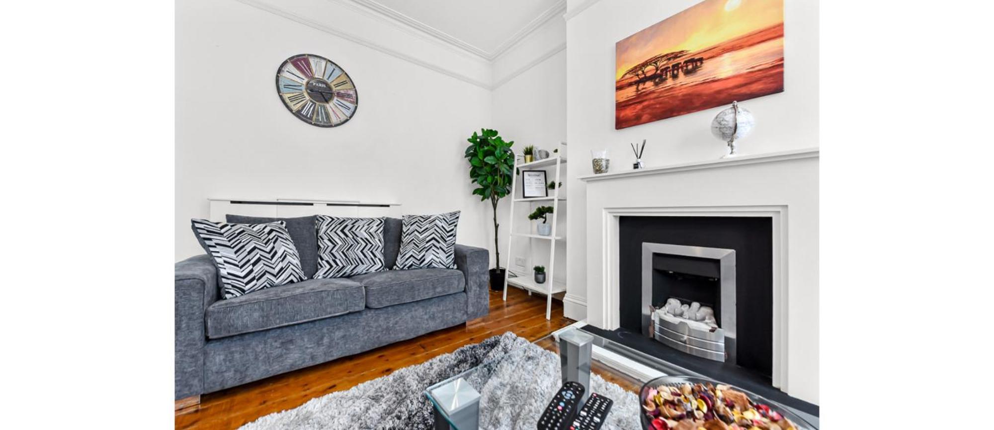 City Escape: Sleek And Comfy 3 Bedroom House W/ Garden