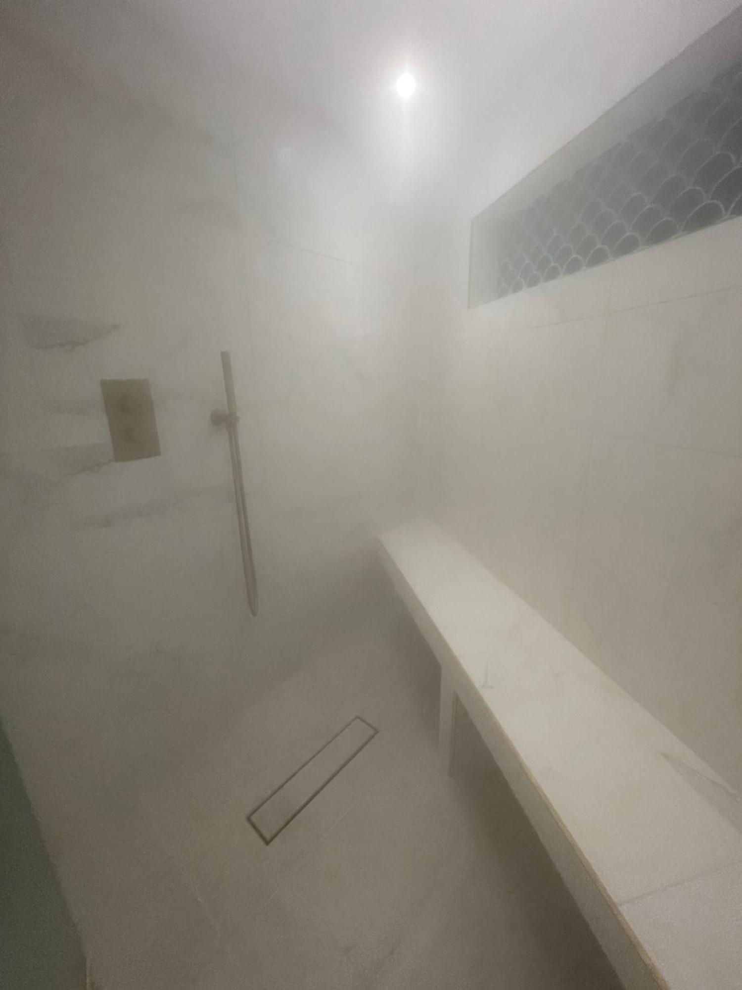 Hidden Retreat With Steam Room, King Bed Near Tube Appartement *