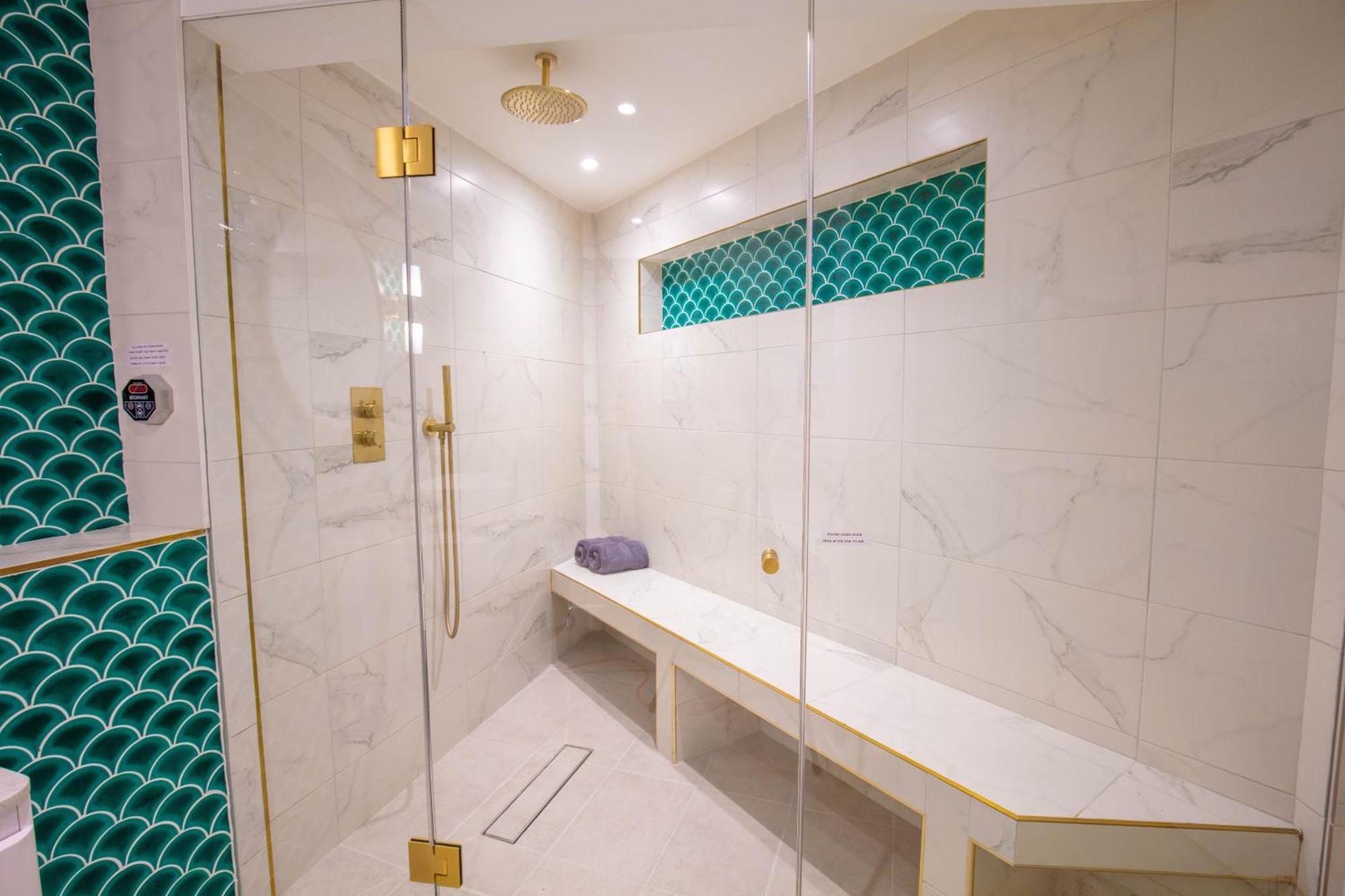 Hidden Retreat With Steam Room, King Bed Near Tube Appartement *
