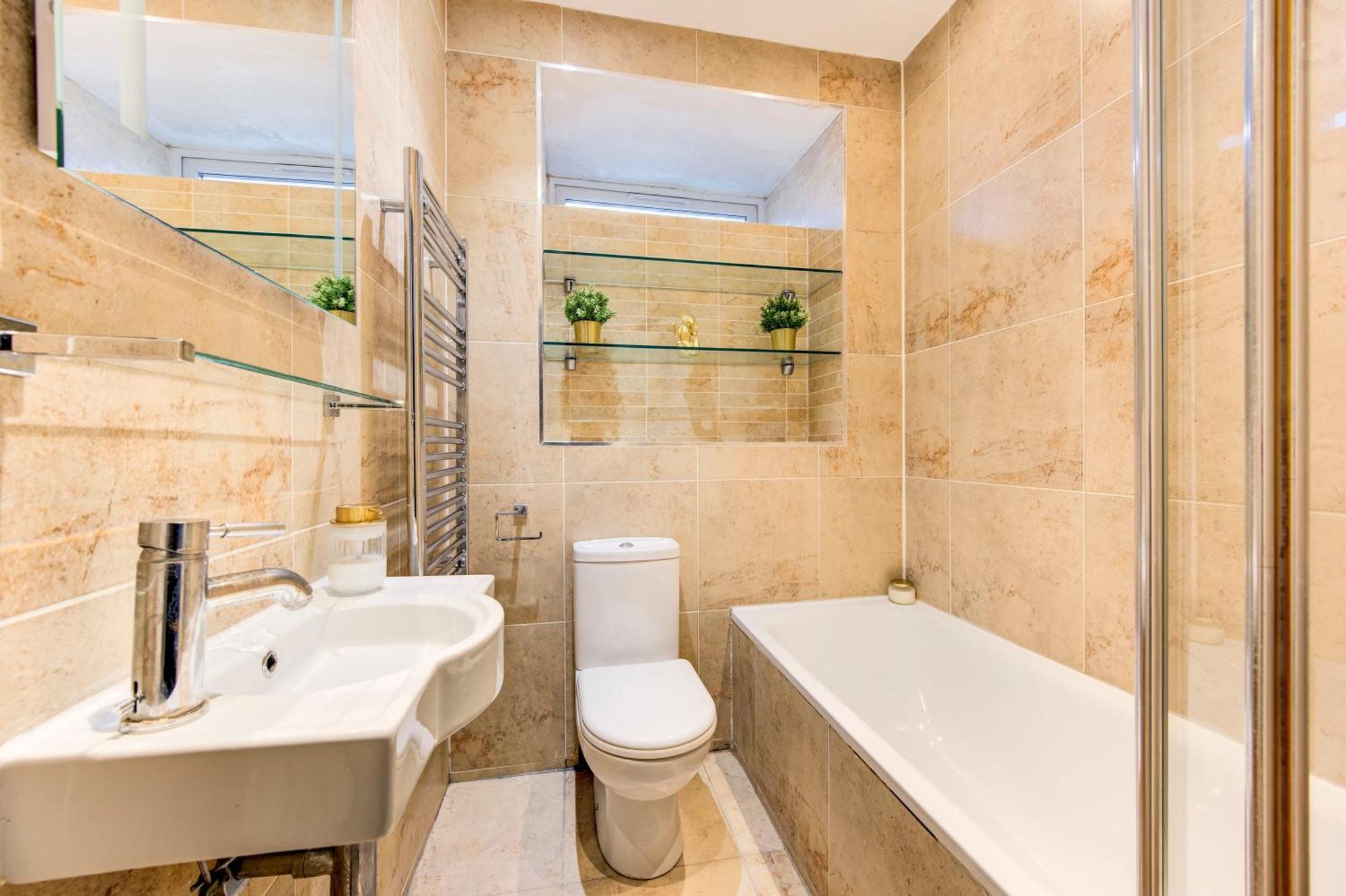 Spacious 1 Bed Near Central - 5 Per Cent Off Weekly Bookings ! Apartment