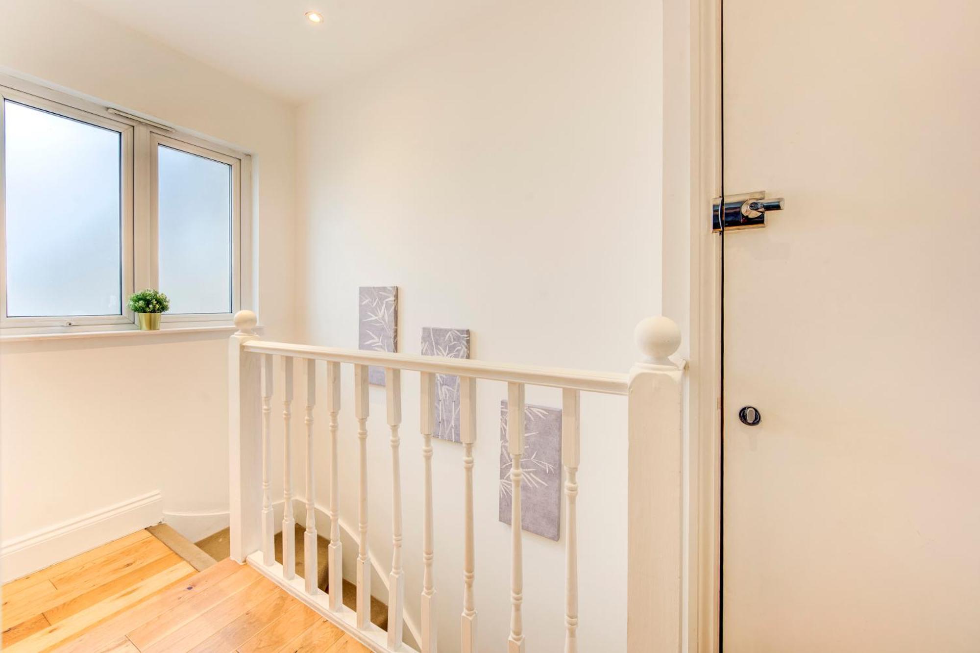 Spacious 1 Bed Near Central - 5 Per Cent Off Weekly Bookings ! * London