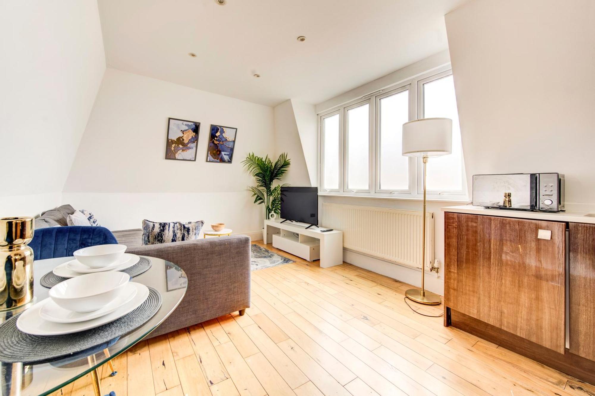 Spacious 1 Bed Near Central - 5 Per Cent Off Weekly Bookings !