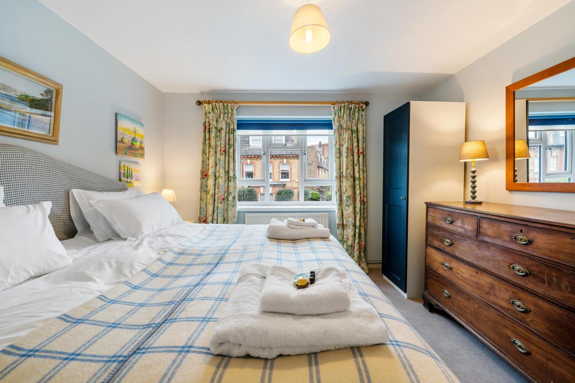 Apartment Bright & Cosy Gem ~ Battersea Park View ~ King Bed London