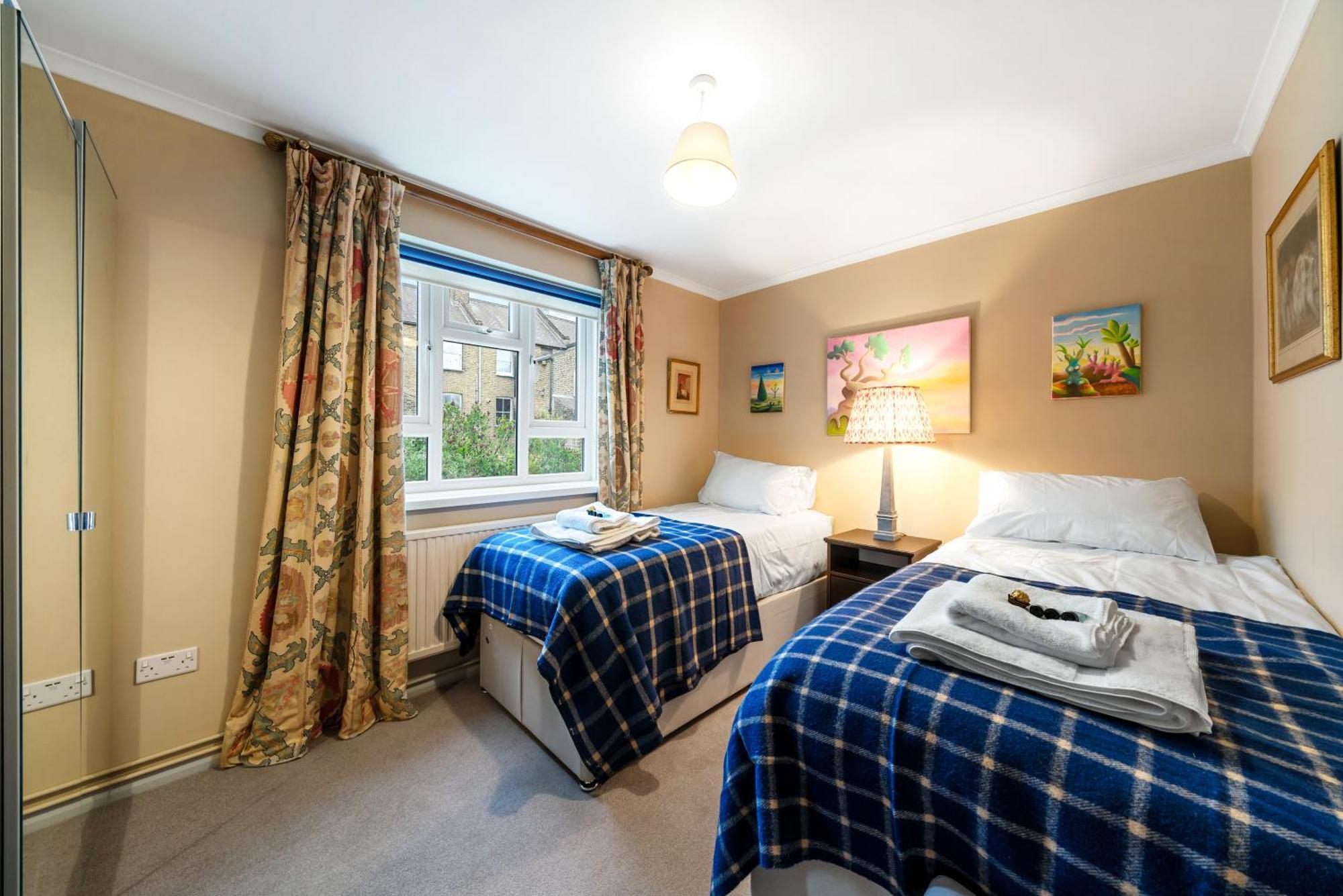Bright & Cosy Gem ~ Battersea Park View ~ King Bed Apartment