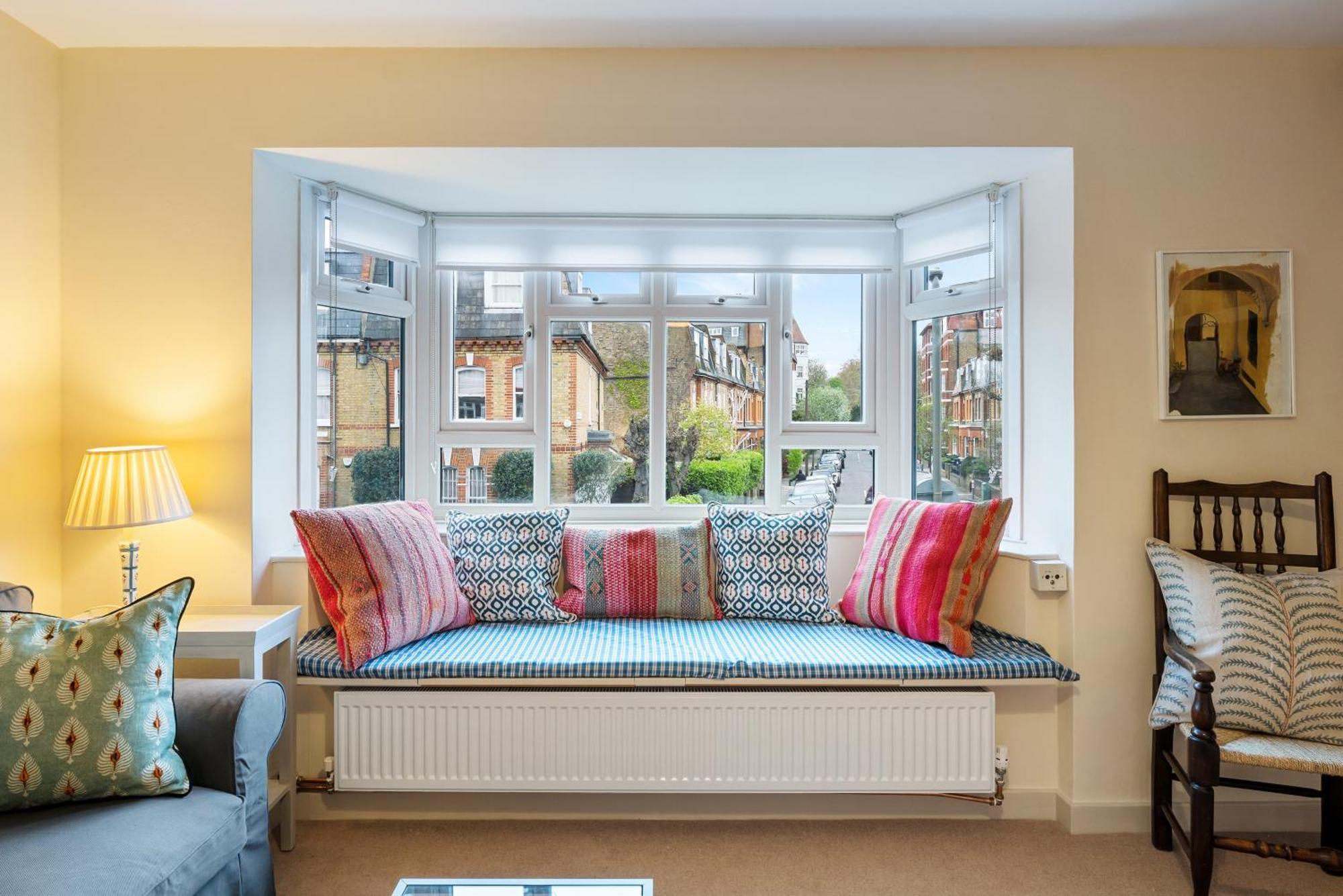 Bright & Cosy Gem ~ Battersea Park View ~ King Bed Apartment London