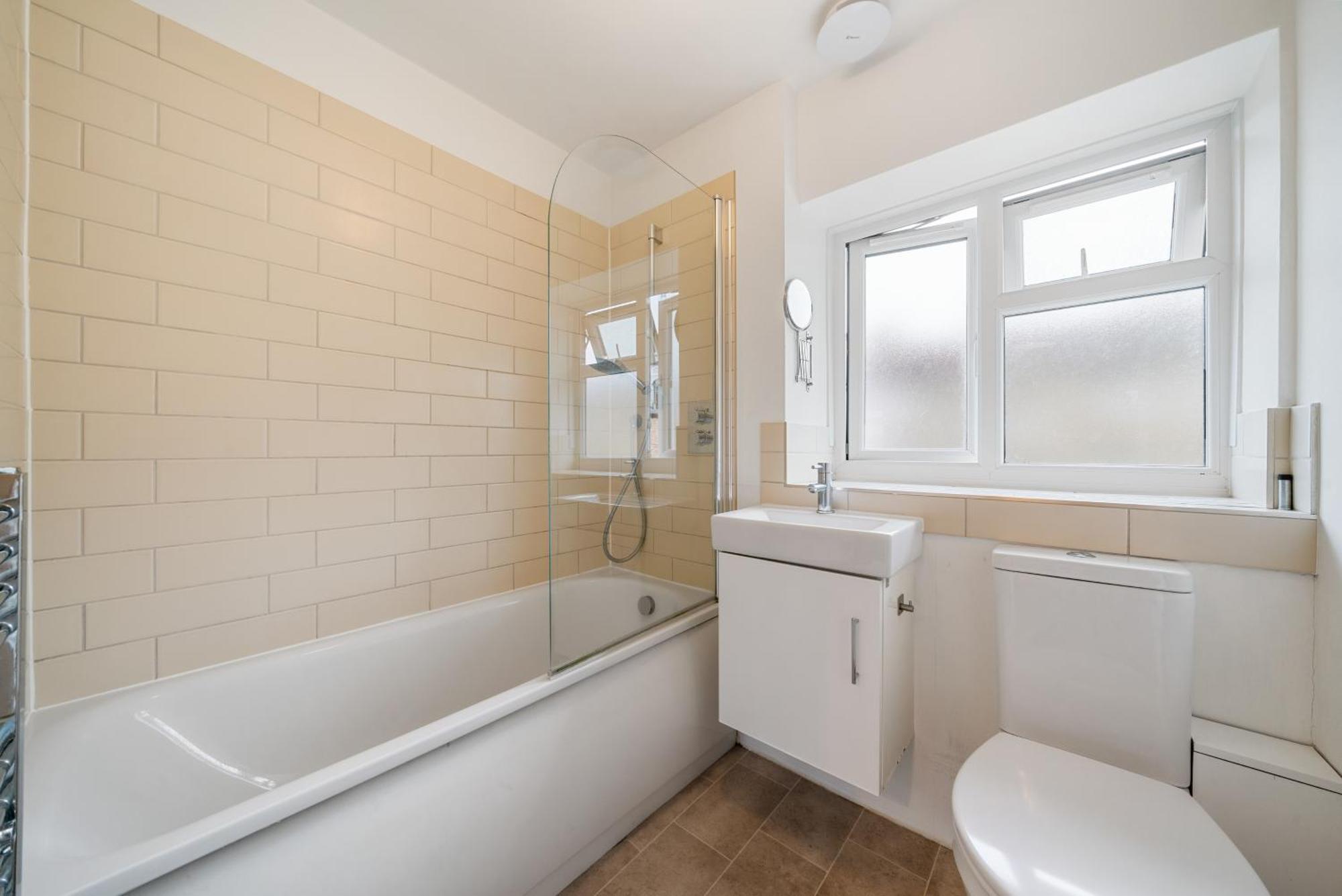 Bright & Cosy Gem ~ Battersea Park View ~ King Bed Apartment *